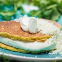 Super Cachapa · Pastel de maíz relleno de queso de mano, queso rallado y nata. / Corn cake filled with queso...