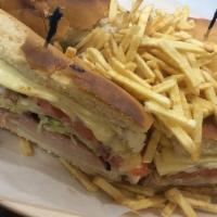 Sandwich De Miami / Miami Sandwich · Jamón, pavo, tocino, queso, lechuga, tomate y mayonesa. / Ham, turkey, bacon, cheese, Lettuc...