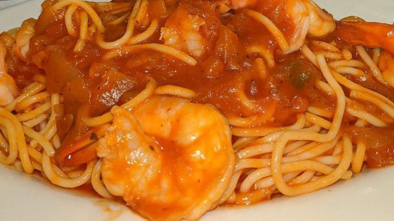 Espagueti Con Camarones Con Salsa Roja / Spaghetti With Shrimps With Red Sauce · 