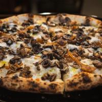 È Bella · Mozzarella, caramelized onions, sauteed mushrooms, pecorino romano cheese, black olives, gar...