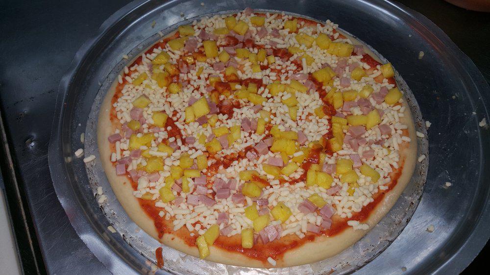 Pizza Personal Hawaiana / Individual Hawaiian Pizza · Hawaiana. / Hawaiian.