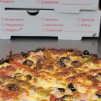Pizza Suprema / Supreme Pizza · Jamón, chorizo, champiñones, aceitunas negras, pimientos, cebollas. / Ham, chorizo, mushroom...