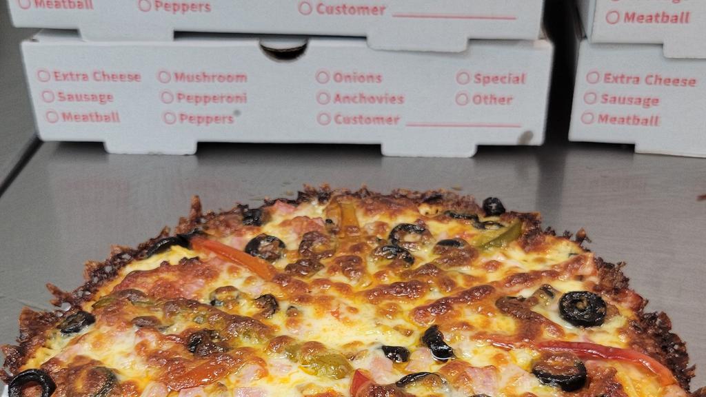 Pizza Suprema / Supreme Pizza · Jamón, chorizo, champiñones, aceitunas negras, pimientos, cebollas. / Ham, chorizo, mushrooms, black olives, peppers, onions.