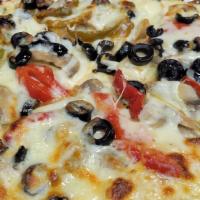 Pizza De Vegetales / Vegetales Pizza · Cebolla, pimientos, aceitunas negras, champiñones. / Onion, peppers, black olives, mushrooms.