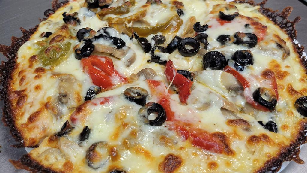Pizza De Vegetales / Vegetales Pizza · Cebolla, pimientos, aceitunas negras, champiñones. / Onion, peppers, black olives, mushrooms.