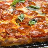 Pie Pepperoni · Tomato sauce, imported fresh mozzarella cheese, pepperoni, parmesan and basil leafs.