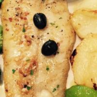 Pargo Grelhado · Grilled snapper fillet with boiled potatoes and vegetables.