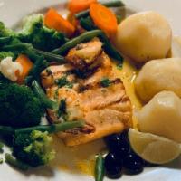 Salmào Grelhado · Grilled salmon with boiled potatoes and vegetables.
