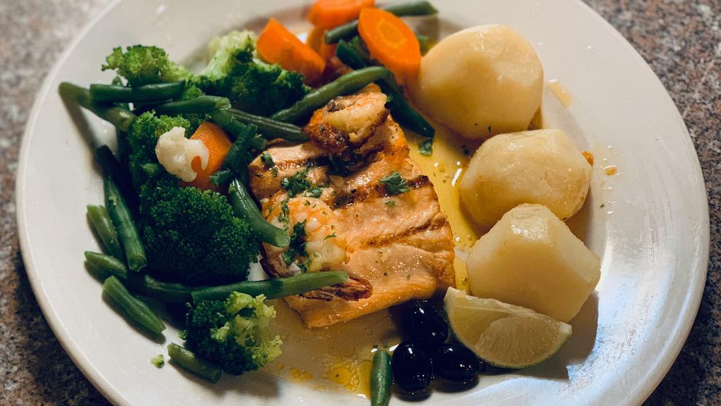 Salmào Grelhado · Grilled salmon with boiled potatoes and vegetables.