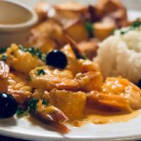 Camaroes Com Creme De Alho · Shrimps in a creamy garlic sauce served with rice and fried potatoes.