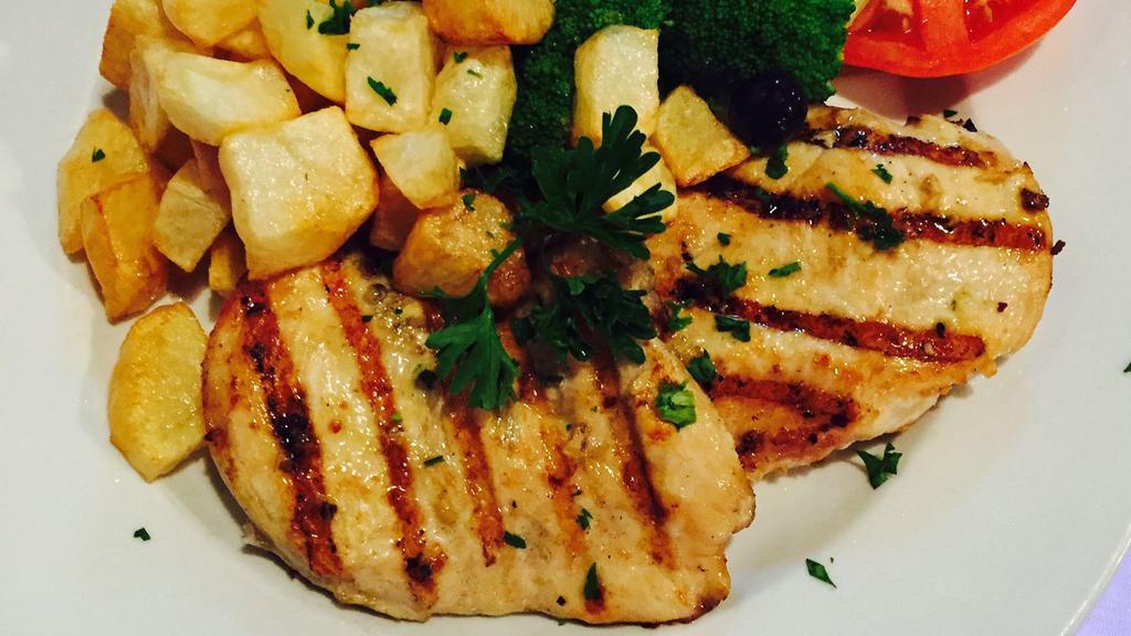 Peito De Frango Grelhado · Grilled Chicken breast with fried potatoes and vegetables.