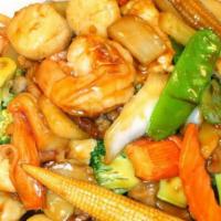  Happy Family · Shrimp, scallops, crab meat and chicken,pork, beef with Chinese vegetable in brown sauce.