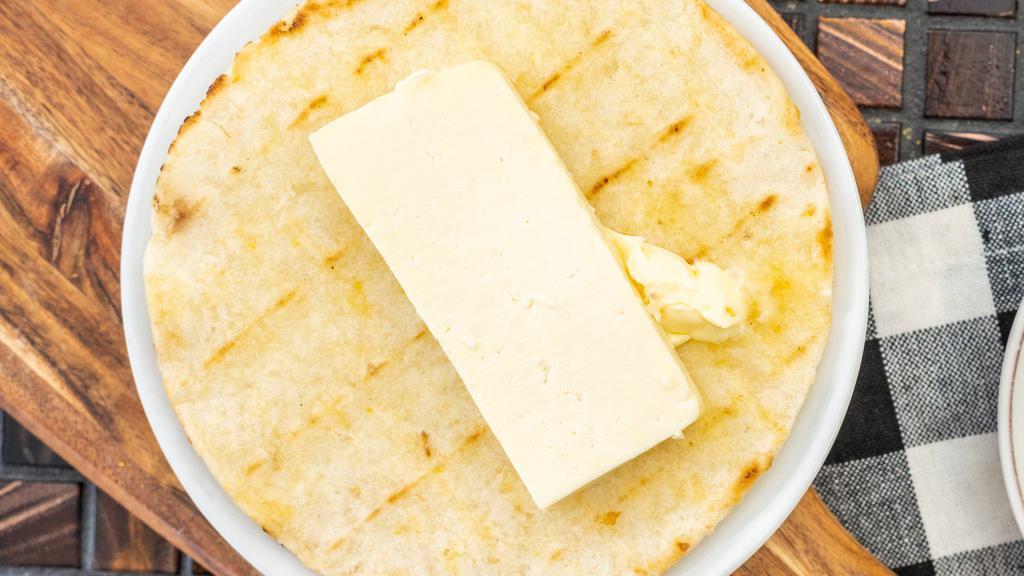 Arepa Blanca Con Queso  (White Arepa With Cheese) · 