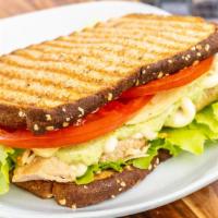 Sandwich De Pollo · Preparados con lechuga, tomate, queso, en pan integral, pan de avena o pan Cubano, llevado a...