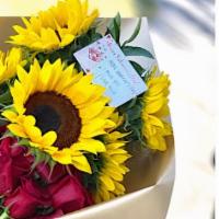 Girasoles Y Rosas En Envoltorio / Sunflowers & Roses In Wrapping · Tenga en cuenta que si es necesario realizar una sustitución en función de la temporada, la ...