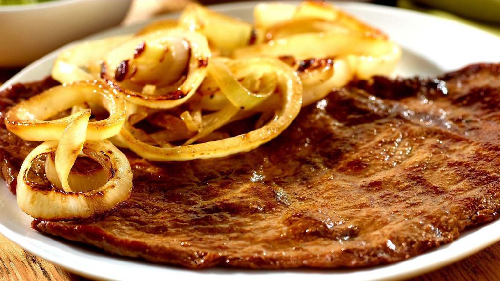 Bistec Palomilla Encebollado · Beef round steak with onions. Servidos con dos acompanantes у una tortilla: arroz, casamiento, maduros, ensalada served with two sides and one tortilla: rice, mix rice, sweet plantains, salad.