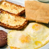 Desayuno Dominicano / Dominican Breakfast · Mangu, dos huevos, dos salamis, dos quesos blancos fritos, cebolla.
