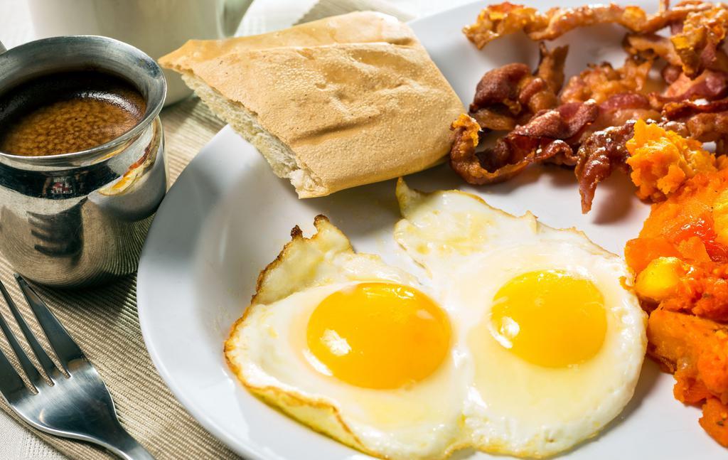 Dos Huevos Con Bacon · Two eggs with bacon.