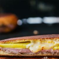 Media Noche / Midnight Sandwich · Puerco, jamón, queso, pepinillos, mostaza y mayonesa. / Roast pork, ham Swiss cheese, sweet ...