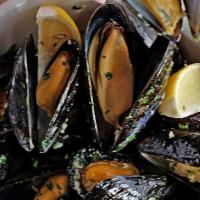 Mejillones Provenzal · steamed mussels with garlic and parsley