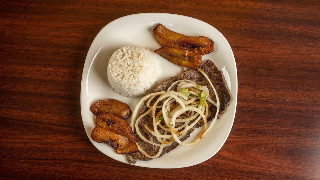Pechuga Encebollada · Grilled chicken breast topped with grilled onions.