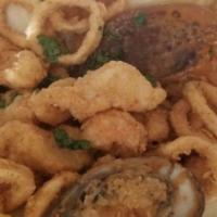 Jalea Mixta · Trozos de pescado, calamares y camarones fritos con salsa criolla y yuca frita.