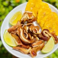 Orejitas / Pork Ears · Con fritos o papas. / With fried plantains or fries.