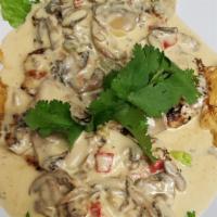 Pechuga De Pollo En Champinones · Chicken breast with mushrooms, rice, salad and fried plantain.