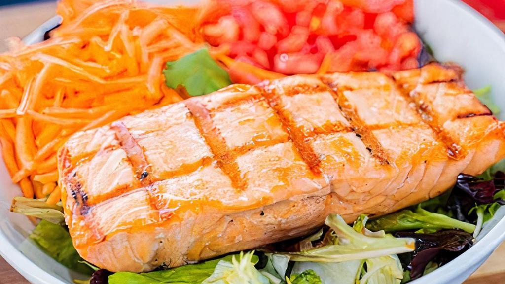 Ensalada Con Salmon Fresco · Grilled salmon served over fresh greens and fresh vinaigrette.