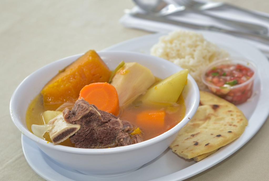 Sopa De Costilla De Res (Beef And Vegetable Soup) · Elección saludable (healthy choice).