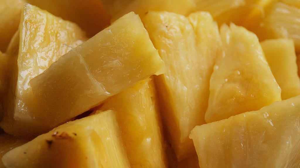 Sliced Pineapple · Picado de piña.