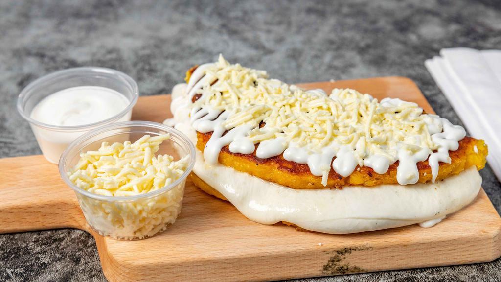 Cachapa · Con queso de mano, nata y queso rallado. / With hand cheese, nata and shredded cheese.