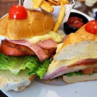 Sándwich De Milanesa / Breaded Meat Sandwich · Milanesa de pechuga de pollo o carne con lechuga y tomate. / Breaded chicken breast or beef,...