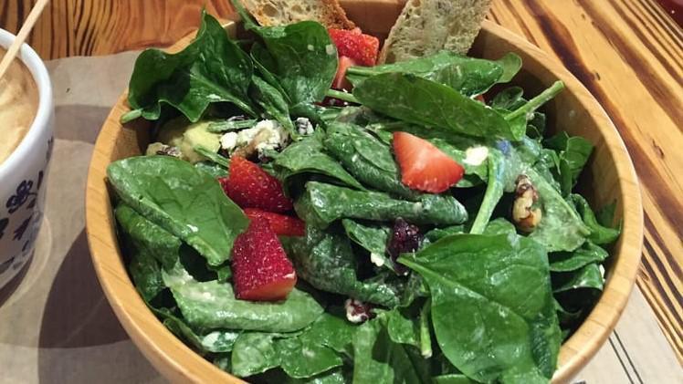 Barracas · Spinach, goat cheese, strawberries, walnuts, cucumbers, avocado, black olives, balsamic dressing.