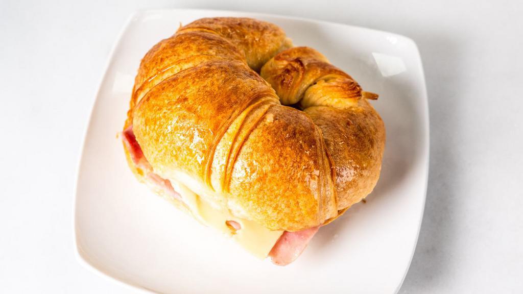Croissant Sandwich Preparado  · Croissant sandwich with ham, cheese, croquettes, and potato sticks.