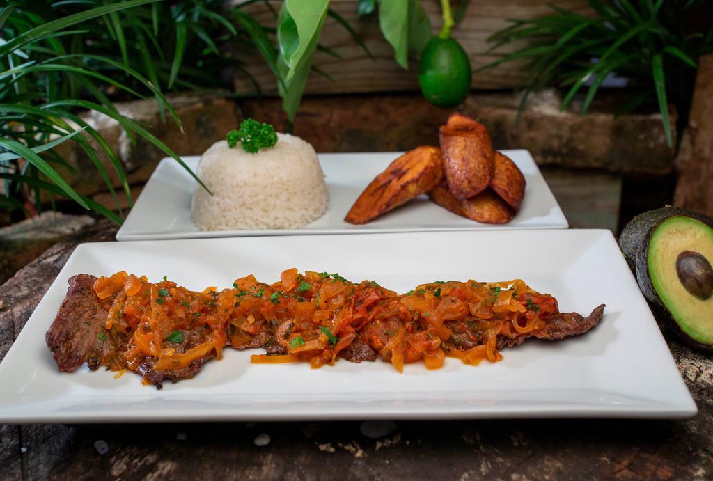 Carne En Bistec · Huevo opcional. Sirloin steak grilled with onions and tomatoes sauce, rice, sweet plantains and avocado.