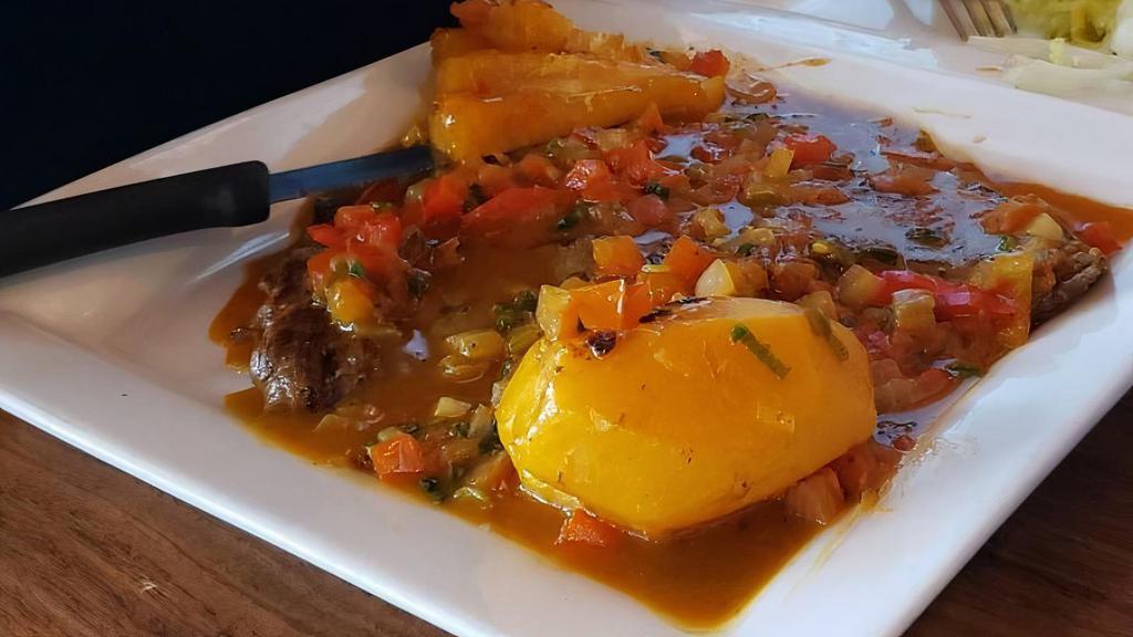 Bistec A La Criolla · Steak in sauce with yucca and potatoes.