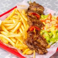 Pincho De Res · Beef kebab with pepper and onion with a side of fries.