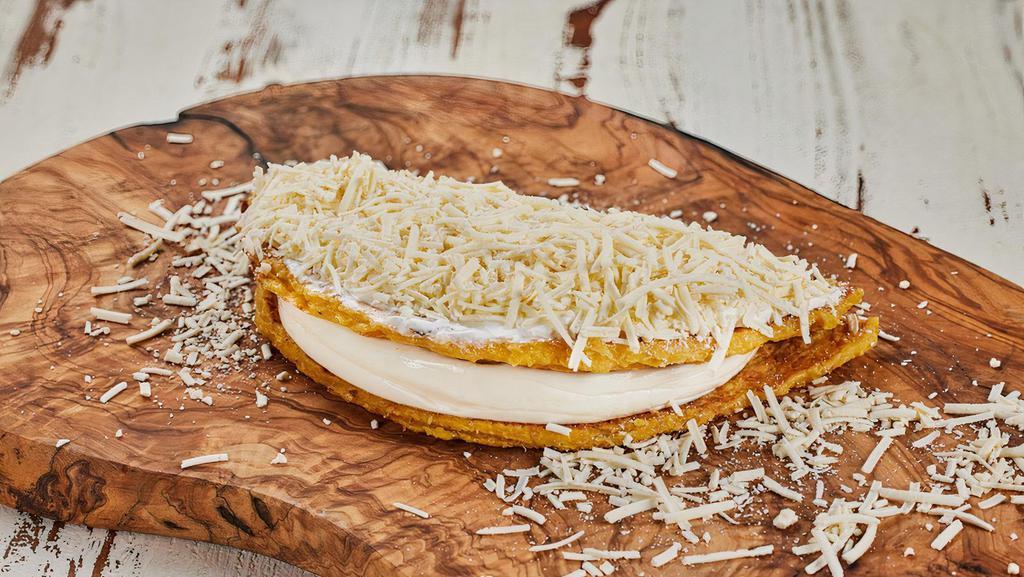Cachapa Con Medio Queso De Mano / Cachapa With Half Queso De Mano · Media rueda de queso de mano, queso rallado y nata. / Half wheel of hand cheese, grated cheese and cream.