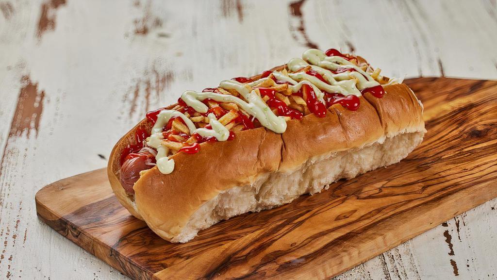 Perro Caliente / Hot Dog · Salchicha, repollo, papas ralladas, salsa roja y tártara. / Sausage, cabbage, shredded potatoes, red sauce and tartar.