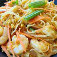 Singapore Rice Noodle · Hot and spicy, Chicken,Curry sauce, skinny rice noodle, onion, scallion, bean sprout, egg ca...