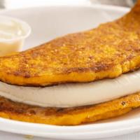 Cachapa Con Queso Guayanes · Corn sweet cake with Guayanes cheese.