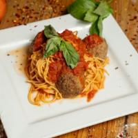 Spaguetti Meat Sauce · With two garlic rolls.