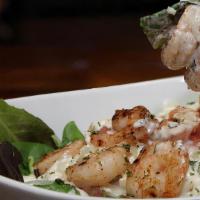Ensalada Con Camarones · Shrimp salad.
