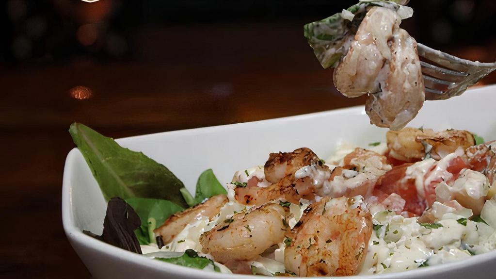 Ensalada Con Camarones · Shrimp salad.
