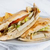 Sandwich De Pollo Con Papas Fritas I Grilled Chicken Breast Sandwich With French Fries · Acompañado con tomate, lechuga y cebolla / with tomato, lettuce and onion.