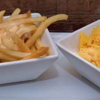 Macarrones Con Queso Y Papas Fritas · Macaroni and cheese with French fries.