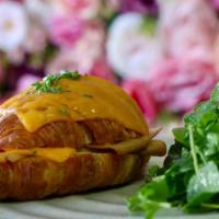 Croque Monsieur Croissant · Vegan deli ham, vegan cheese, Mornay sauce, tomatoes confit & chives.