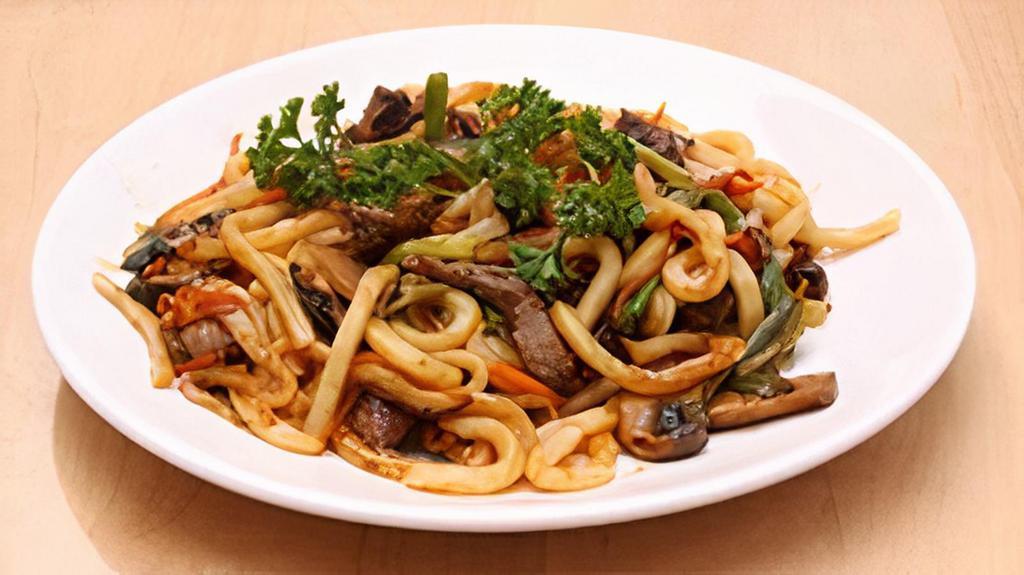 Beef Yakiudon · Stir fried thick white wheat-flour noodles with vegetables and beef tenderloin in Yakisoba Sauce.
