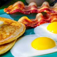 Desayuno Completo · 2 eggs, 2 pancakes, bacon or ham.